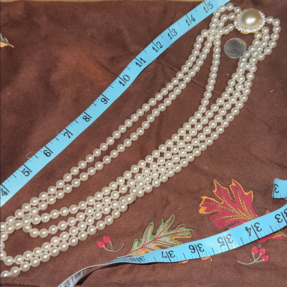 Luxurious 3 strand pearl necklace 🐈⬛ 16” long - Picture 4 of 5